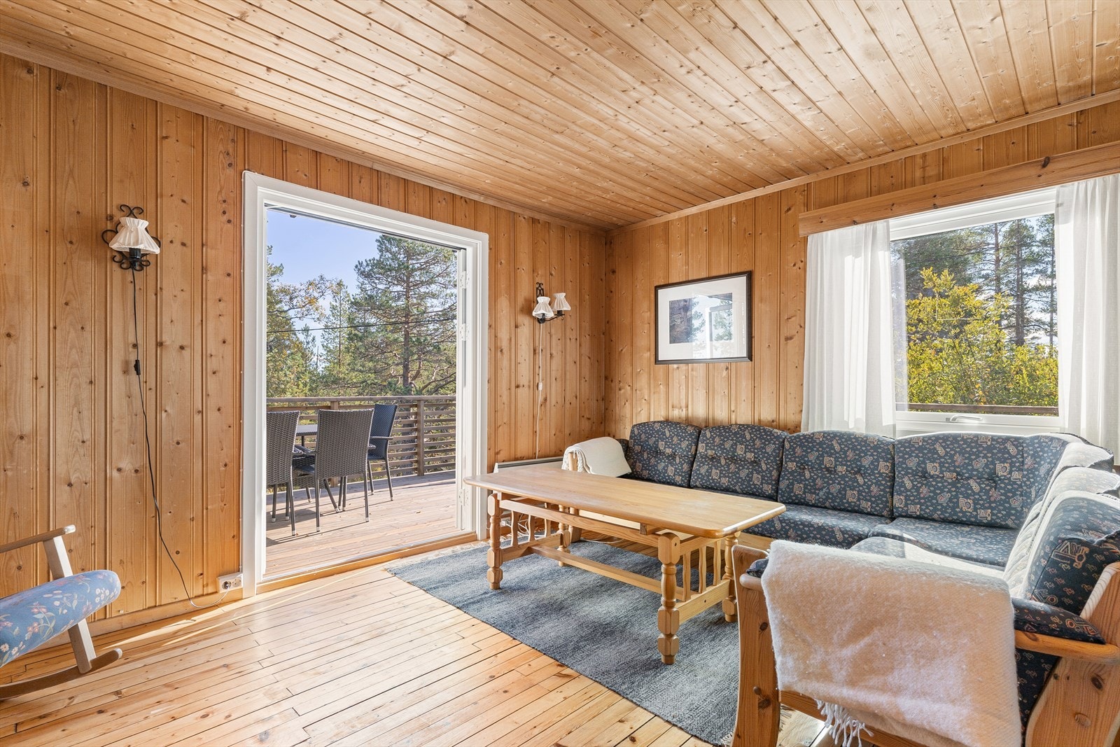 Store vindusflater slipper inn godt med lys og gir fin kontakt med naturen utenfor. Galleribilde