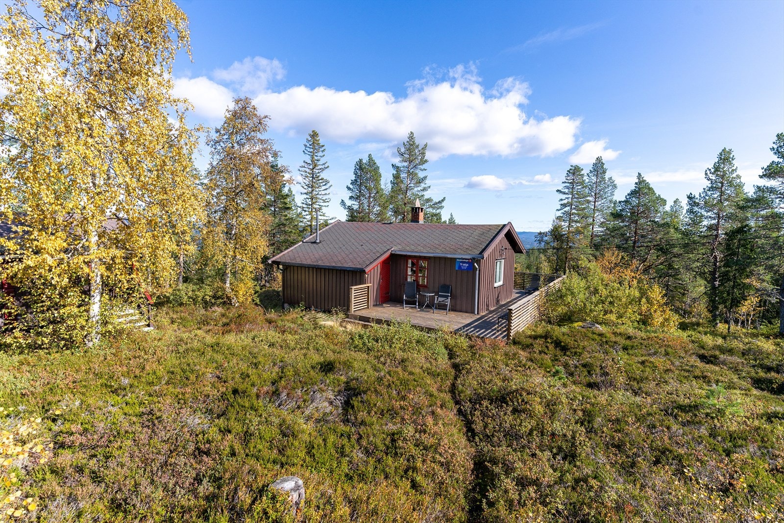 Hytta fremstår med klassisk uttrykk og lune uteplasser i naturnære omgivelser. Galleribilde