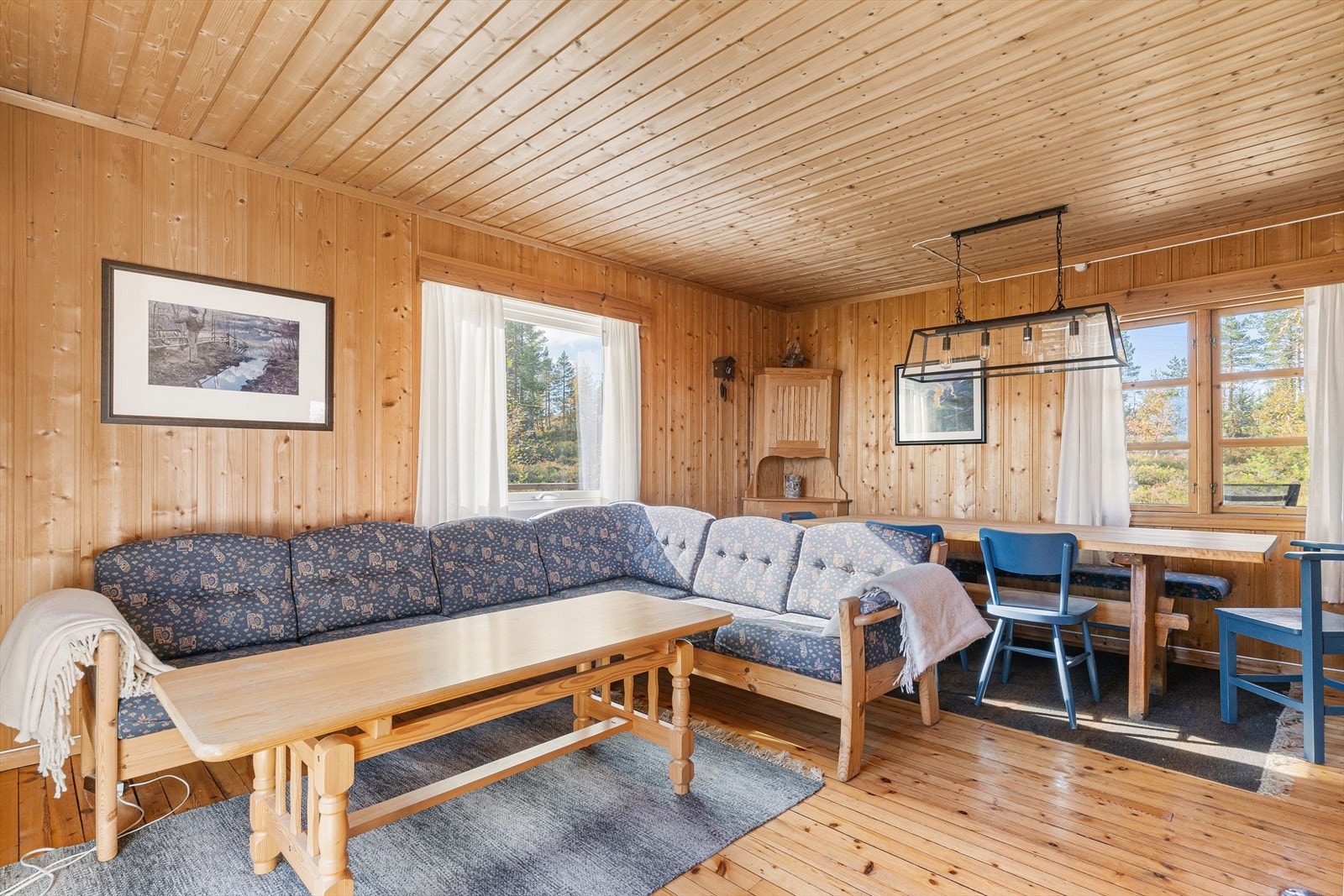 Stuen er romslig med plass til både sofakrok og spiseplass - ideelt for sosiale sammenkomster. Galleribilde