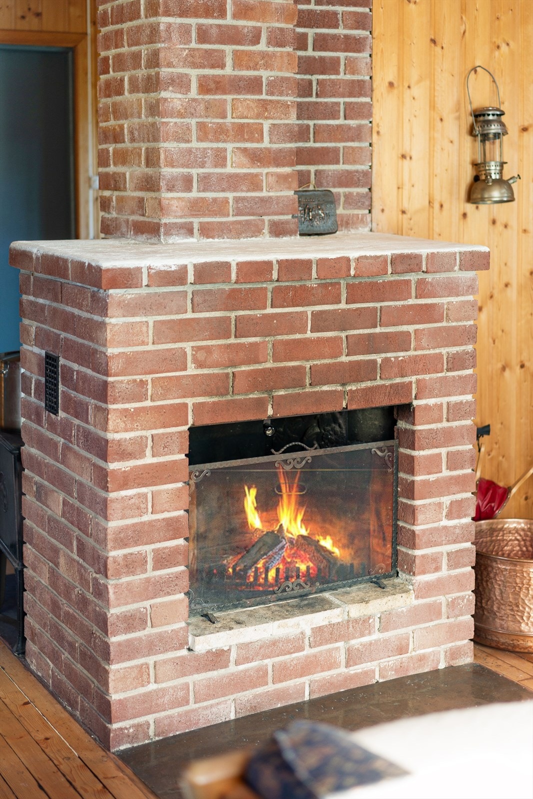 Ildstedet skaper ekte hyttestemning og blir naturlig samlingspunkt på kjølige dager. Galleribilde