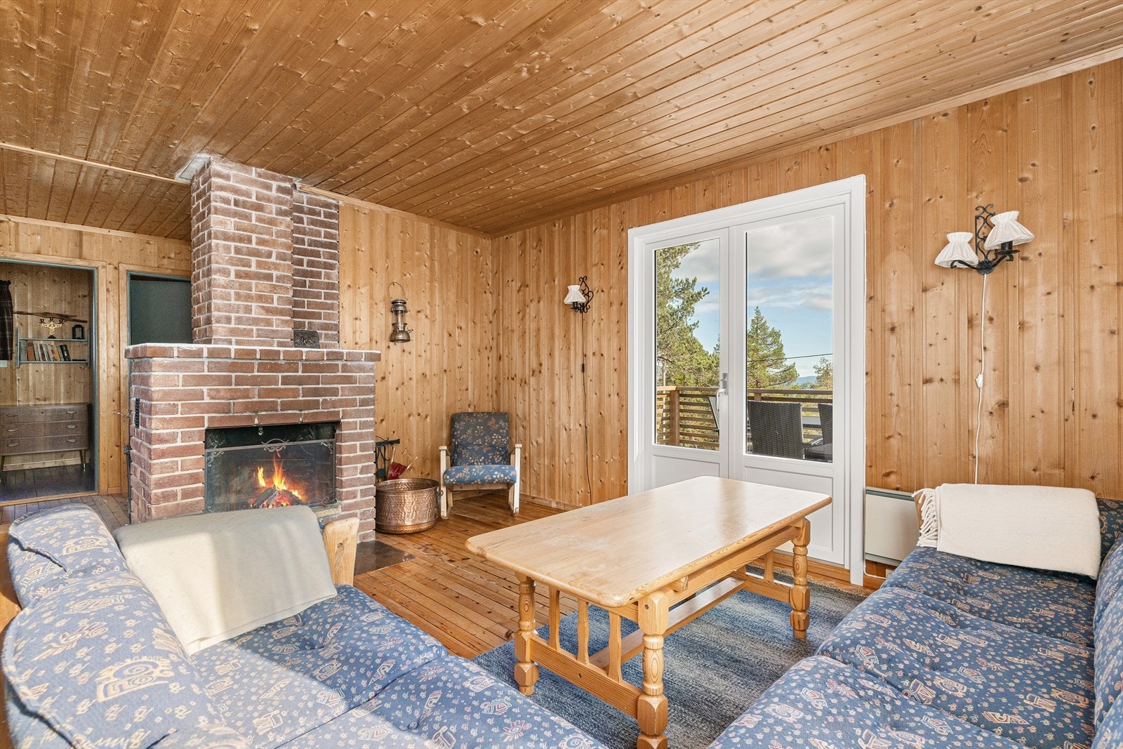 Peis i stuen som gir både varme og atmosfære på kalde kvelder. Galleribilde