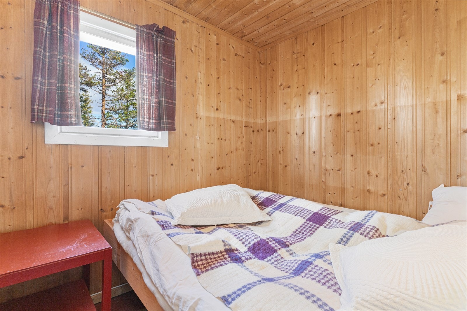 Soverom med plass til dobbeltseng og vindu som slipper inn naturlig lys. Galleribilde