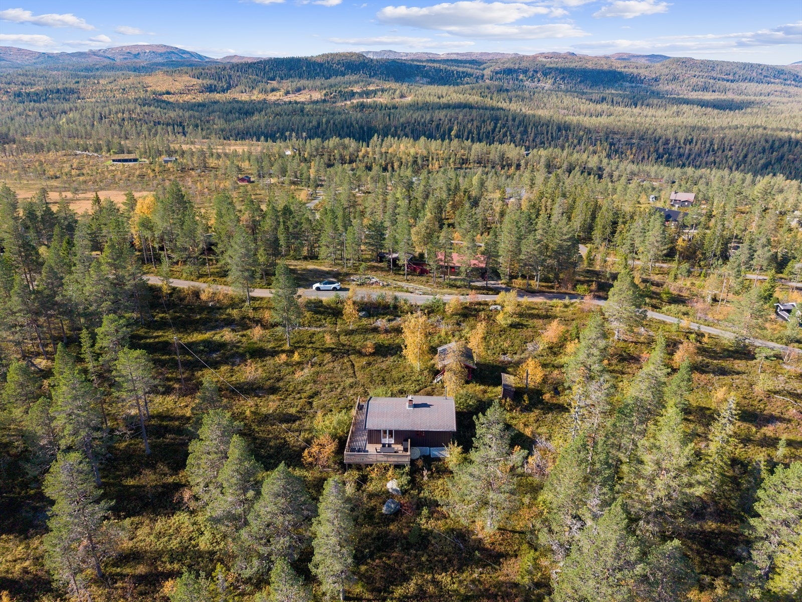 Luftfoto som fremhever hyttas plassering med vidt utsyn over nærområdet. Galleribilde
