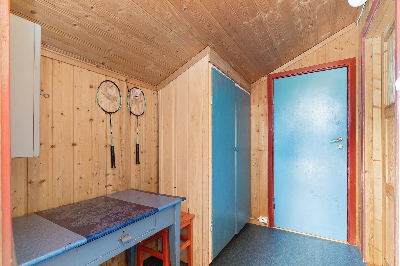 Entré med enkel innredning og adkomst til både toalett og oppholdsrom. Galleribilde