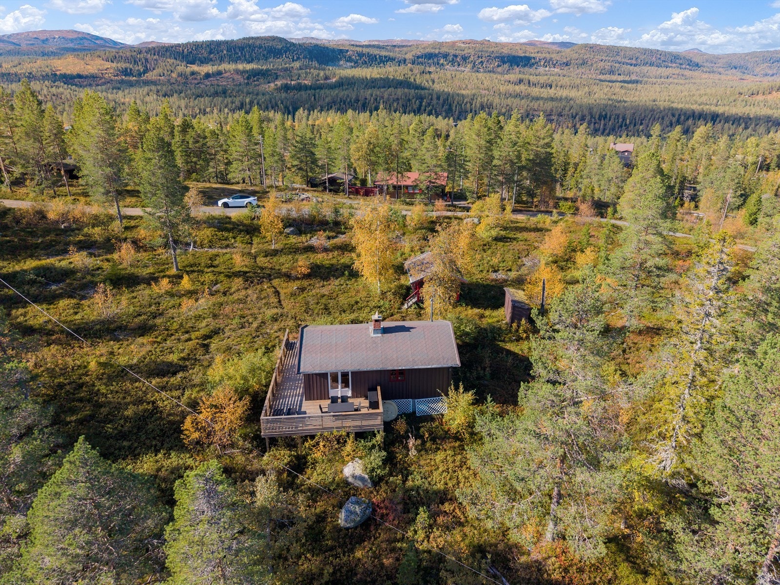 Hytta ligger fint til - med gode solforhold og frihet midt i skogen. Galleribilde