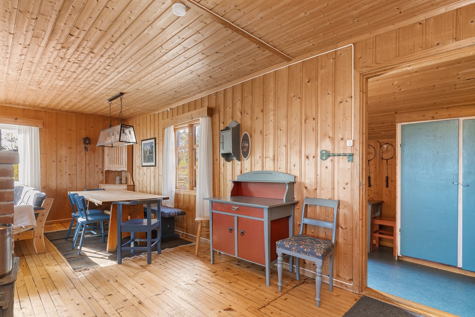 Praktisk inngangsparti med plass til oppbevaring og enkel adkomst til hyttas rom. Galleribilde