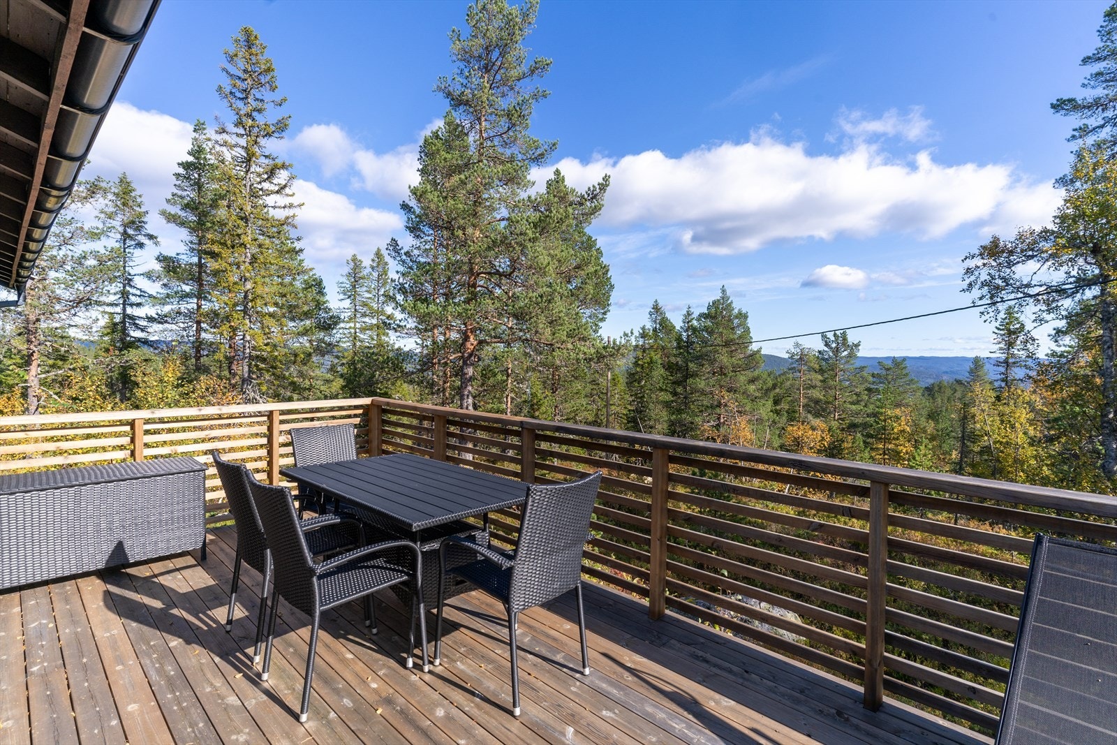 Stor terrasse med god plass til utemøbler - her kan du nyte solrike dager og frisk fjelluft. Galleribilde