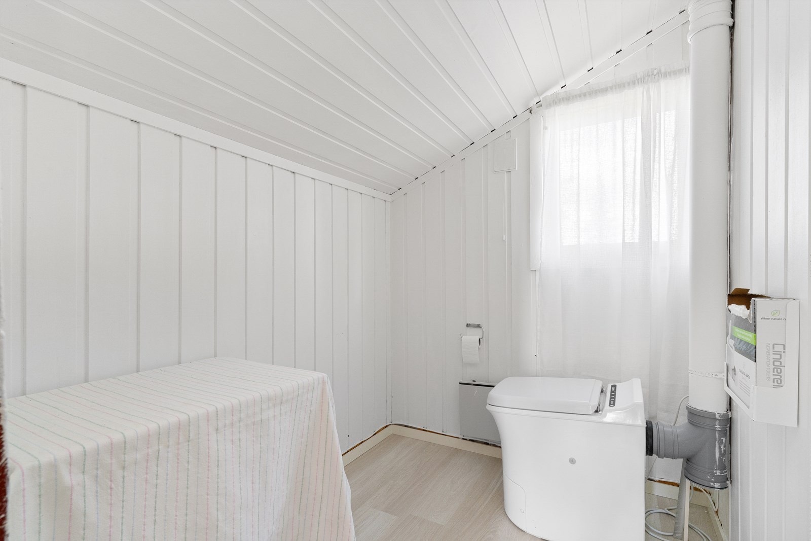 Nyere toalettrom utstyrt med forbrenningstoalett (Cinderella). Galleribilde