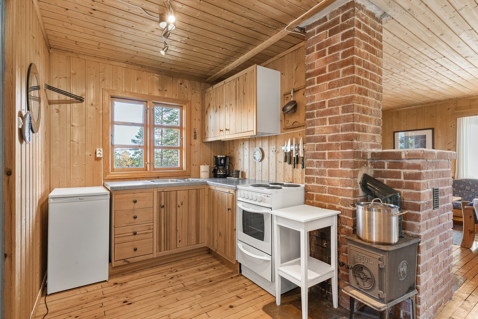 Kjøkkenet har enkle, men funksjonelle løsninger og vedovn i nærheten som gir ekstra varme. Galleribilde