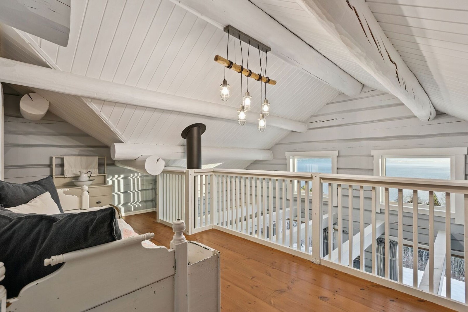 Her var det opprinnelig gulv i hele etasjen, men nåværende eier har valgt å åpne opp for en luftigere løsning og god takhøyde i stuen nede. Galleribilde