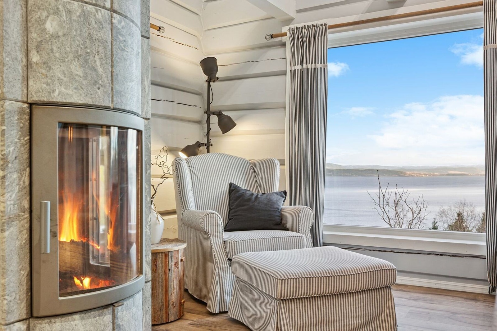 Boligen har smart oppvarmning med bergvarme og har vannbåren varme i gulv flere plasser i første etasje. Varmeanlegget er utstyrt med Smart home (2024). Galleribilde