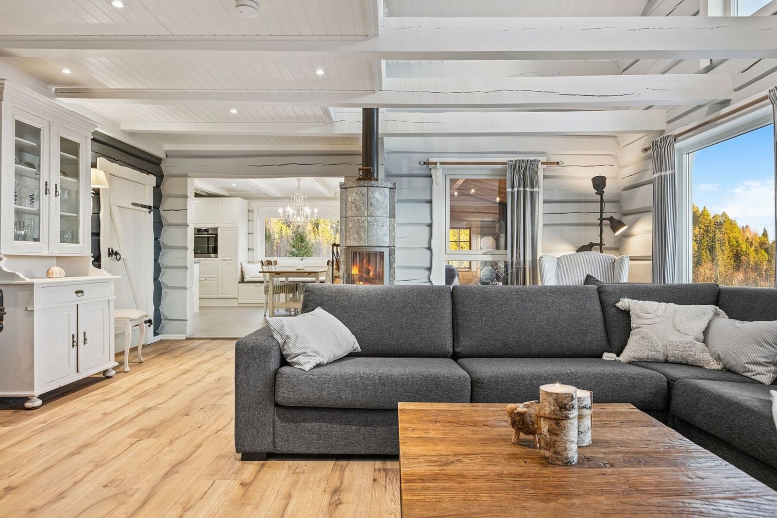 Stuen måler imponerende 36 kvadratmeter og oppleves svært lys og innbydende. Galleribilde