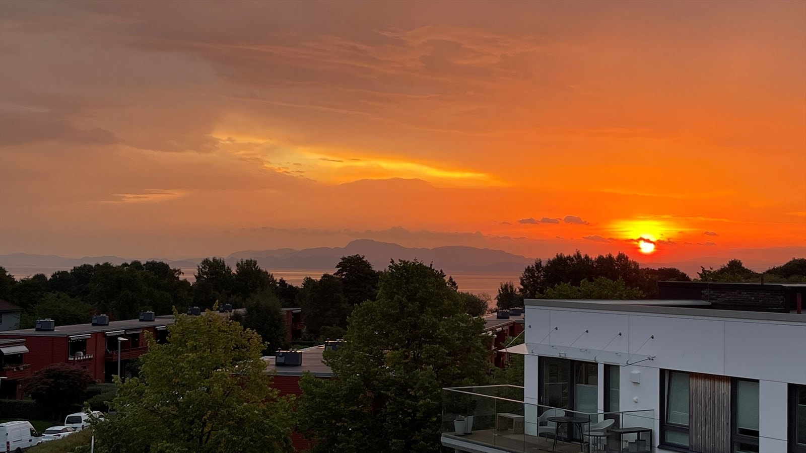 Selgers bilde fra sensommeren. Her kan man også være heldig å se nordlys fra stue, soverom og balkong. Galleribilde