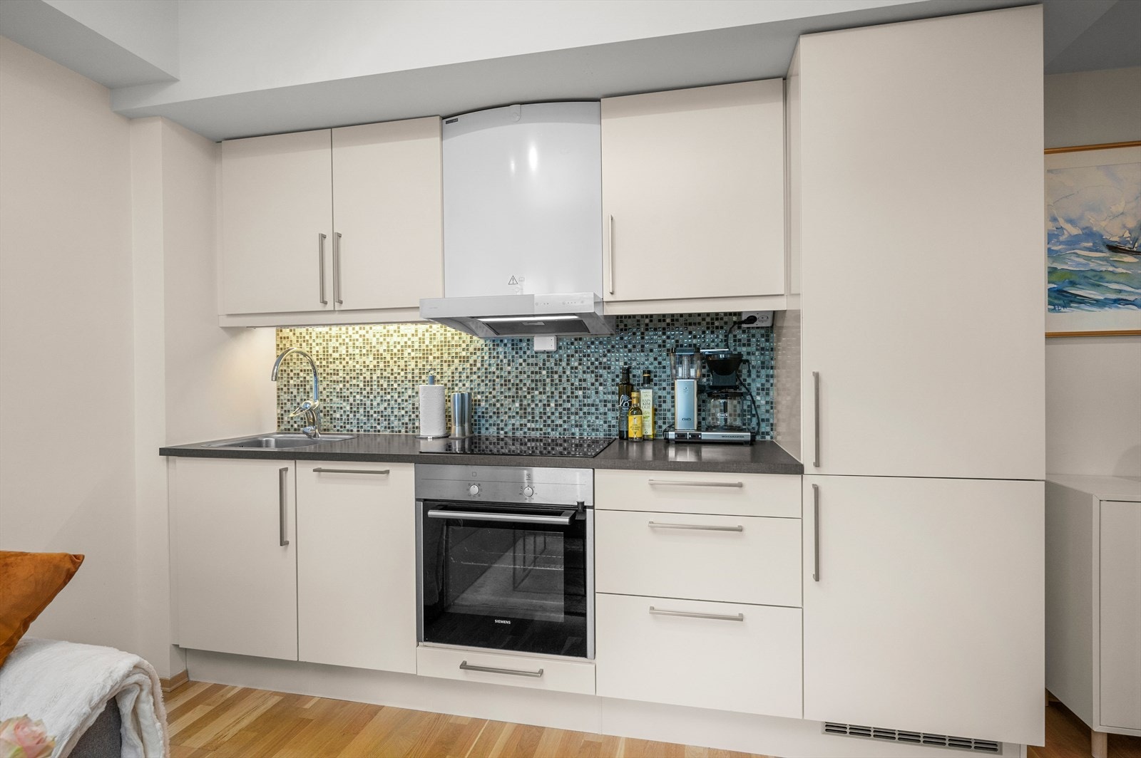 Kjøkkenet fremstår lyst og tidløst med funksjonelle løsninger og god skapplass. Galleribilde