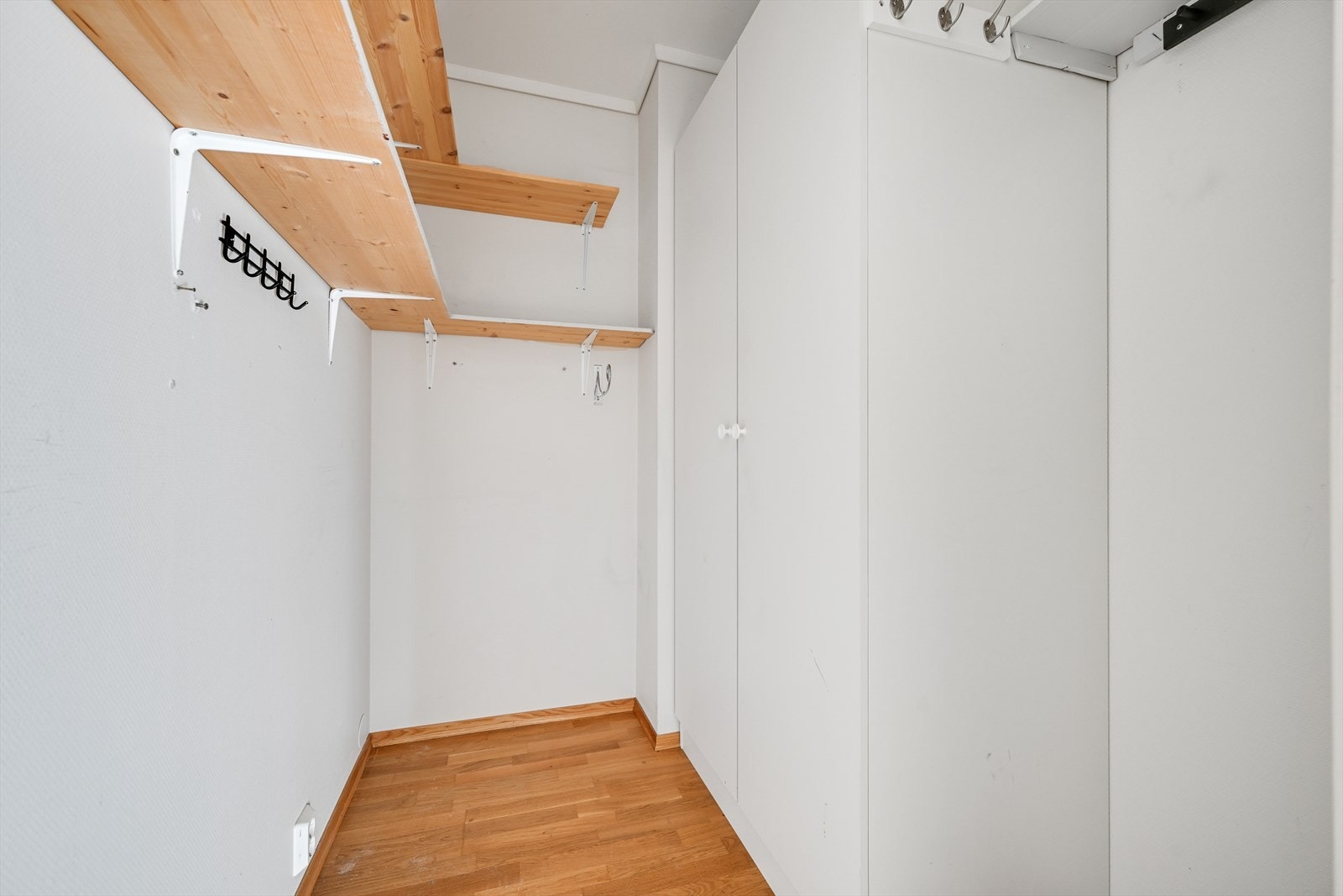 Bod med garderobeskap og hyller for lagring. Galleribilde