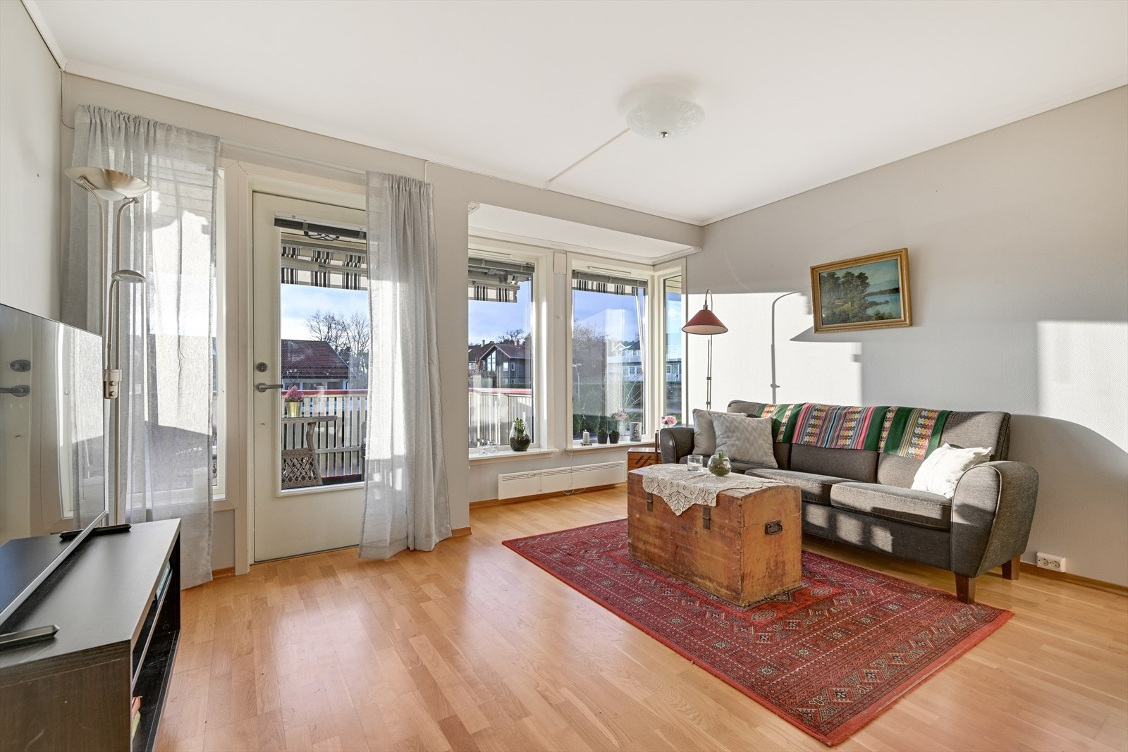 Utgang fra stue/kjøkken til balkong. Galleribilde