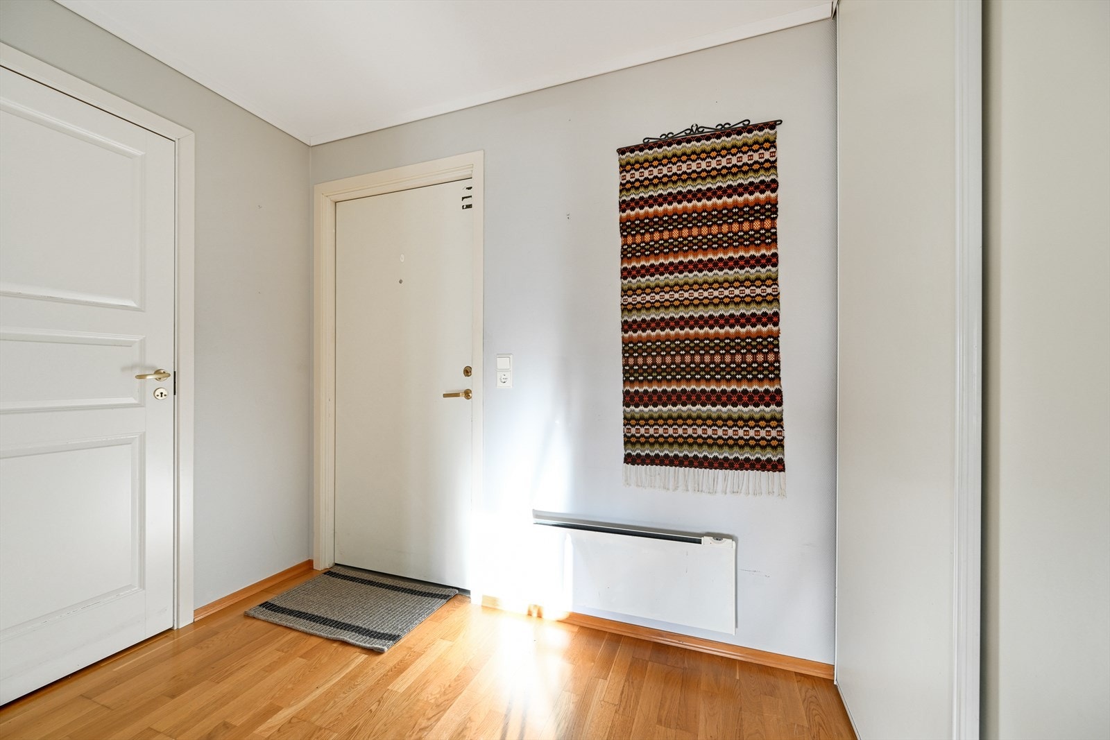 Gang/vindfang med skyvedørsgarderobe Galleribilde