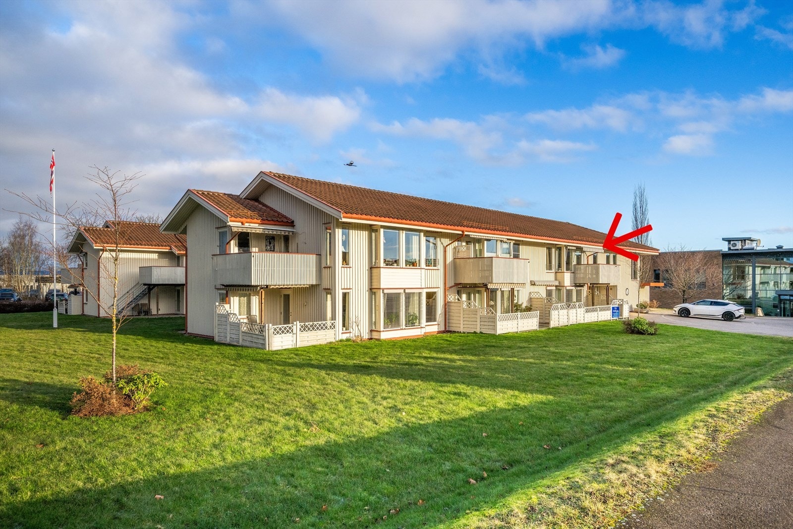 Borettslaget er omgitt av pent opparbeidet felles hagetomt. Galleribilde