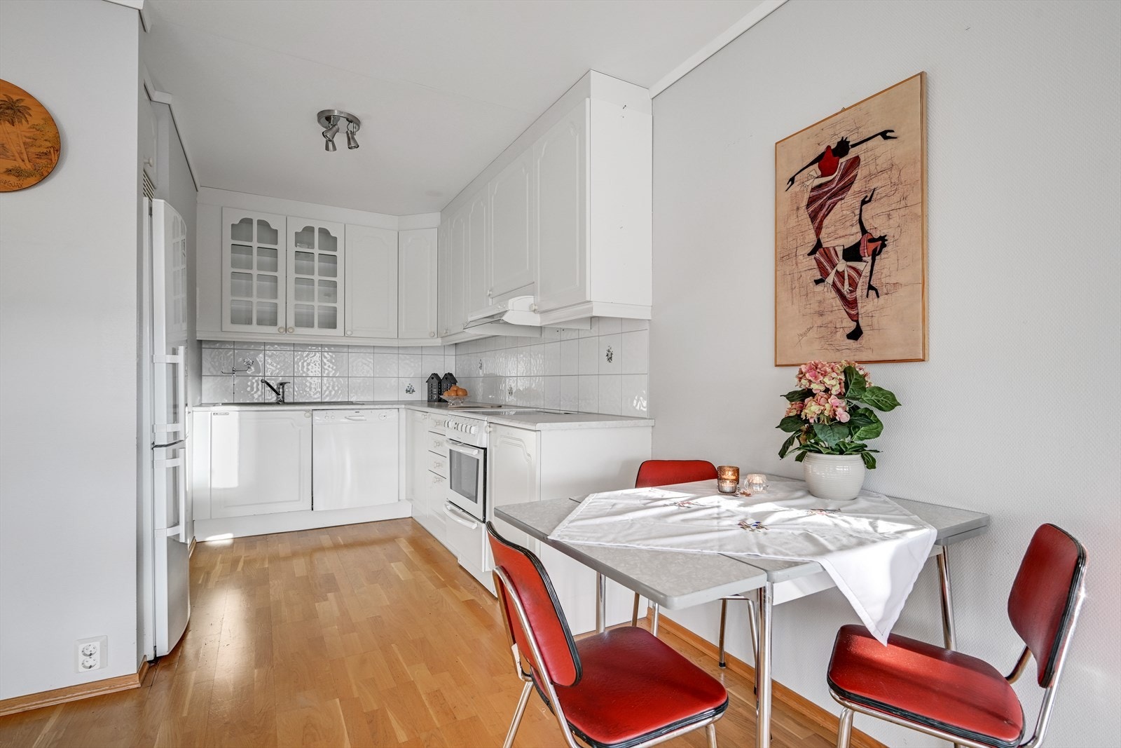 Kjøkkenet har profilerte fronter og laminerte benkeplater. Galleribilde