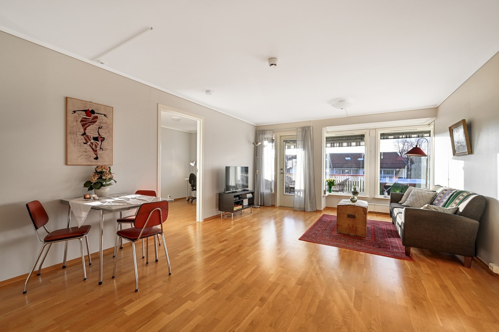 Lys og koselig stue med plass til sofagruppe og spisebord. Galleribilde