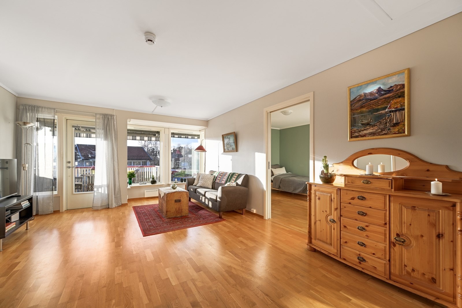 Stor vindusflater gir godt med naturlig lys inn i boligen. Galleribilde