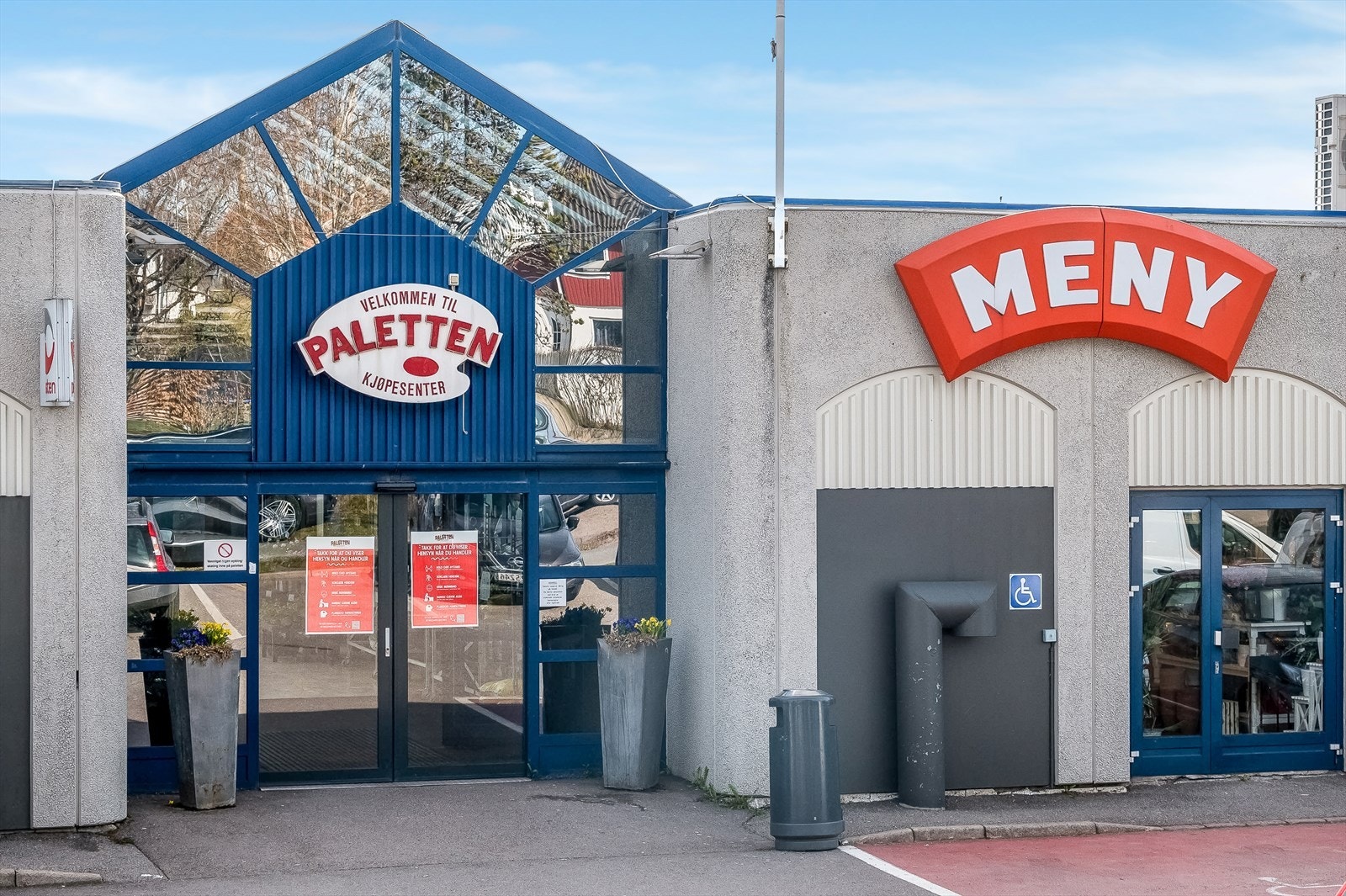 Kort vei til Paletten kjøpesenter med Meny butikk, blomsterbutikk, Vinmonopol og andre butikktilbud. Galleribilde