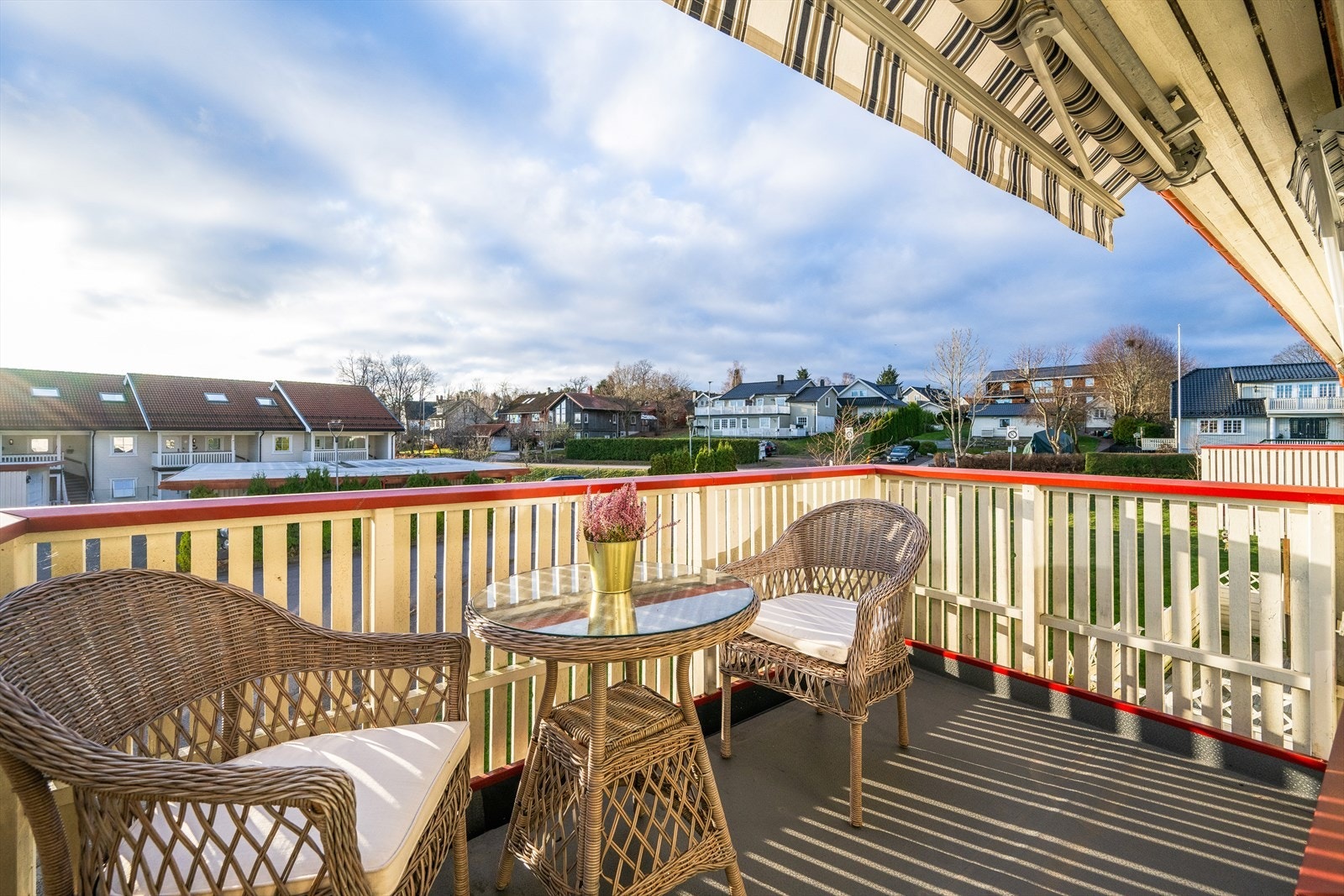 Balkong med utsikt over nærområdet. Galleribilde