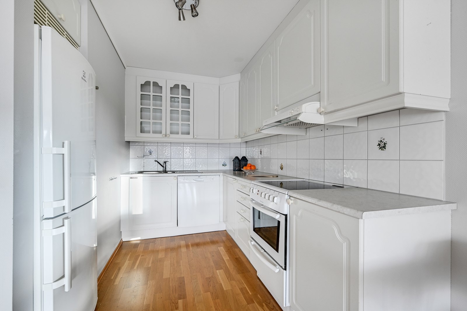 Lyst og pent kjøkken Galleribilde