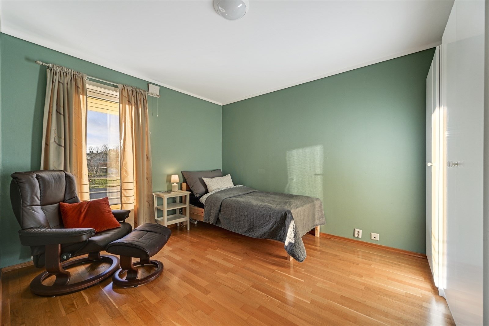 Romslig hovedsoverom med plass til dobbeltseng, og godt med garderobeplass. Galleribilde