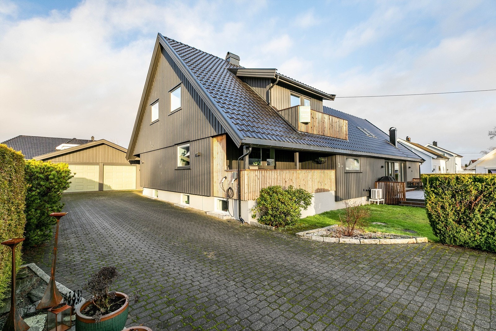 Lader til EL-bil er montert på rekkverket til kjøkkenets terrasse. Galleribilde