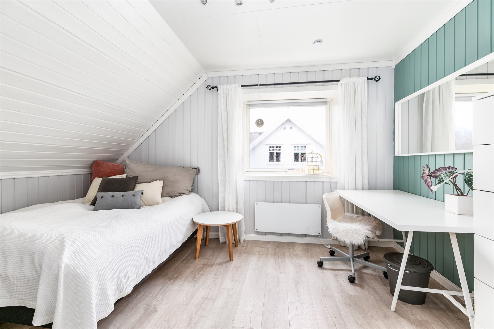 I forbindelse med oppussing er både soverommene og gangen i andre etasje oppgradert med nytt laminatgulv som har slitesterk overflate. Galleribilde