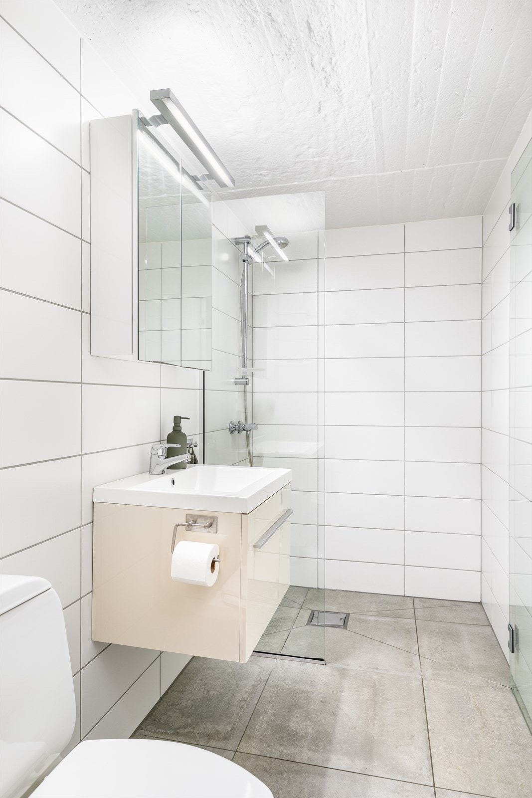 Bad med toalett og dusj finnes vegg i vegg med kjellerstuen. Dette ble renovert i 2014. Silikonfuger i dusjsonen er skiftet ut i 2025. Galleribilde