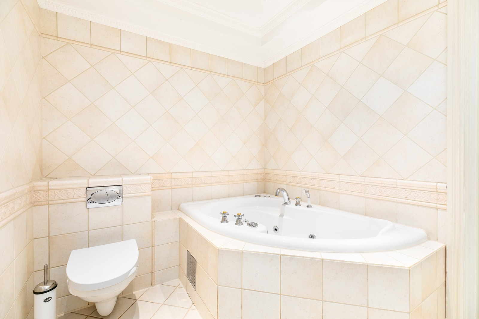 Badet i første etasje er fra ukjent årstall. De øvrige to ble renovert i 2012 og 2014. Alle har varmekabler i gulvet. Galleribilde