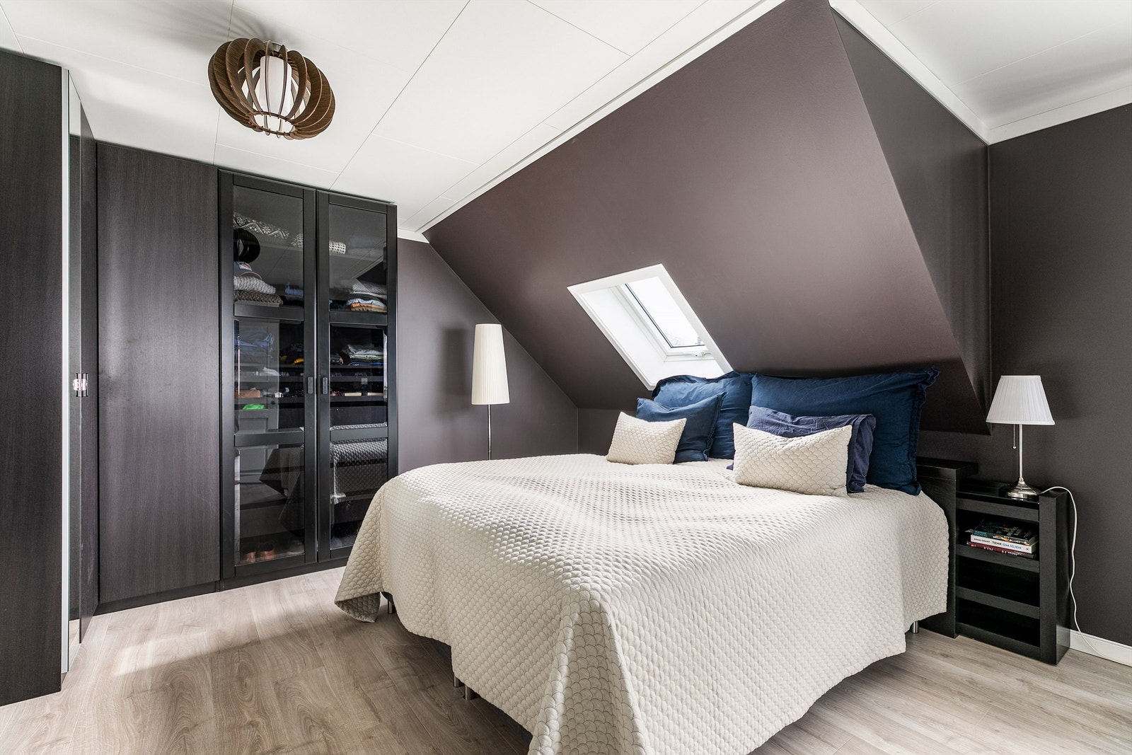 Hovedsoverommet kvalifiserer til betegnelsen master bedroom. Her er det i senere år installert både nye skap og garderobeinnredninger. Galleribilde