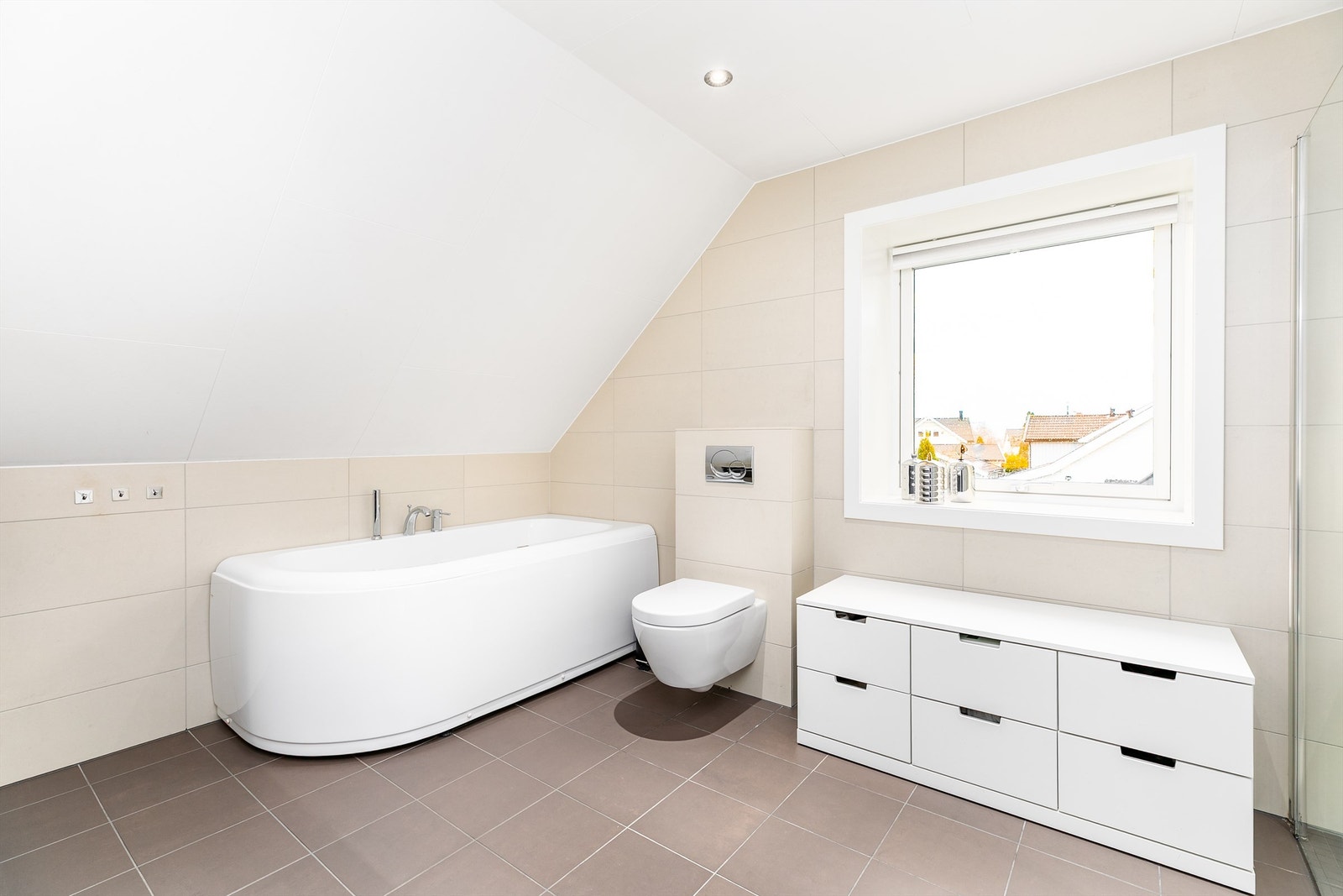 Badets hele 12 kvm. er i seg selv en prisverdig komfort. Galleribilde