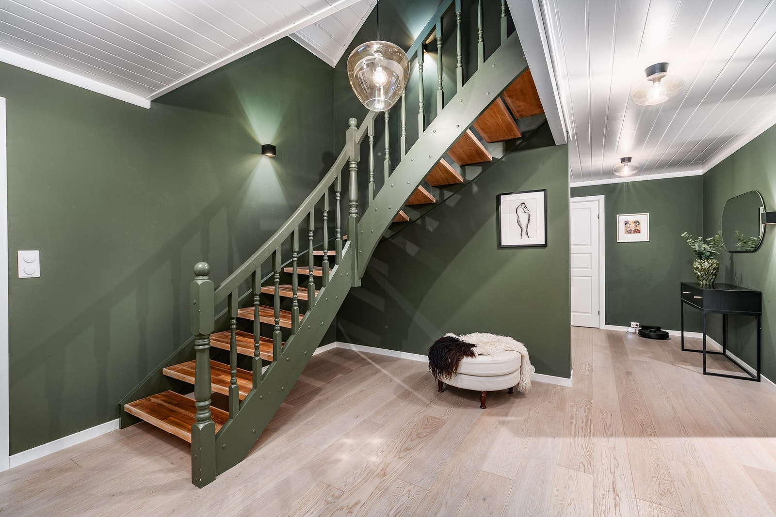 Handleposene kan enkelt bæres rett inn til kjøkkenet fra den romslige gangen/hallen mellom entreen og stuen. Galleribilde