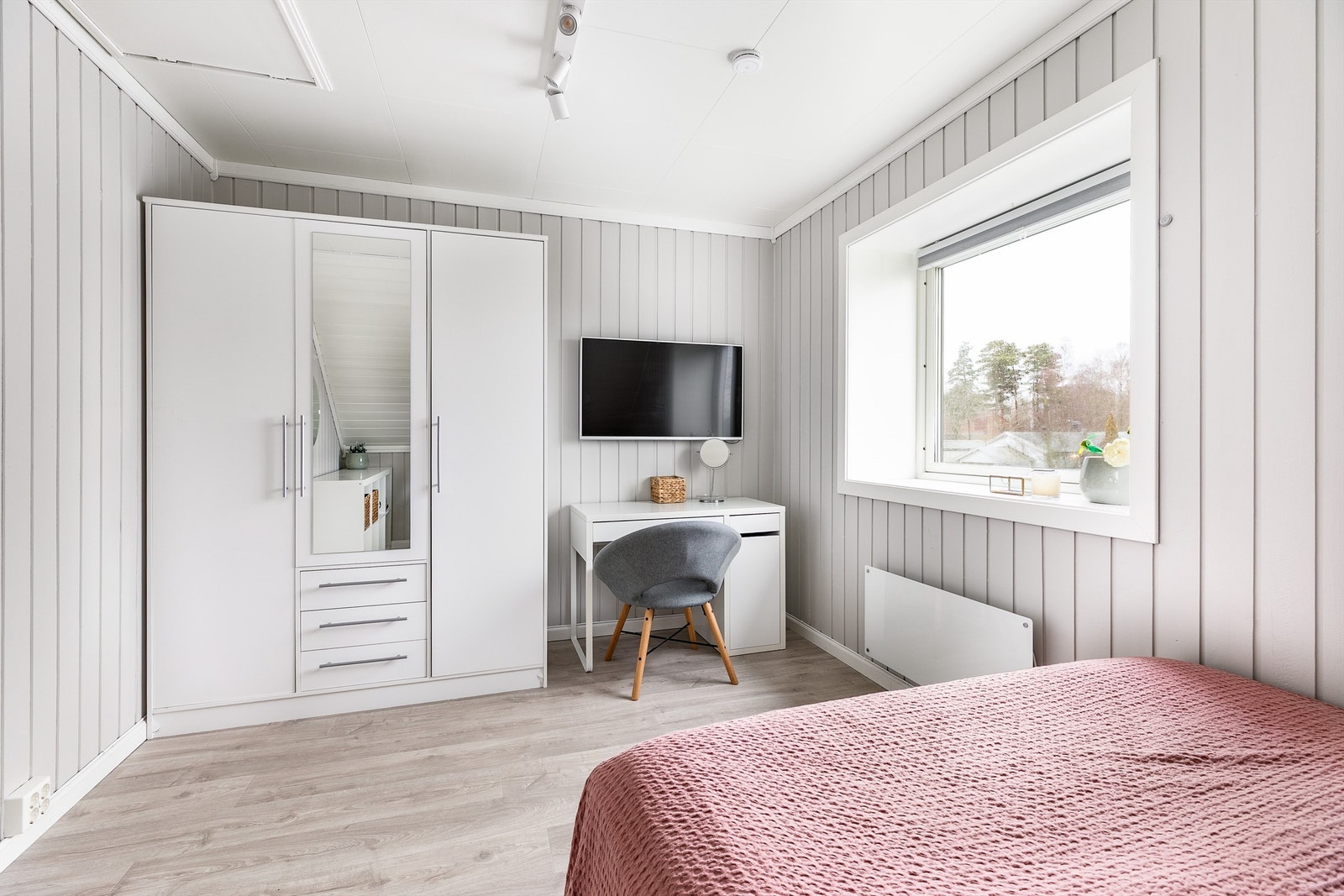 Luke i dette soverommets himling gir tilgang til uinnredet kaldtloft i boligens opprinnelige del. Galleribilde