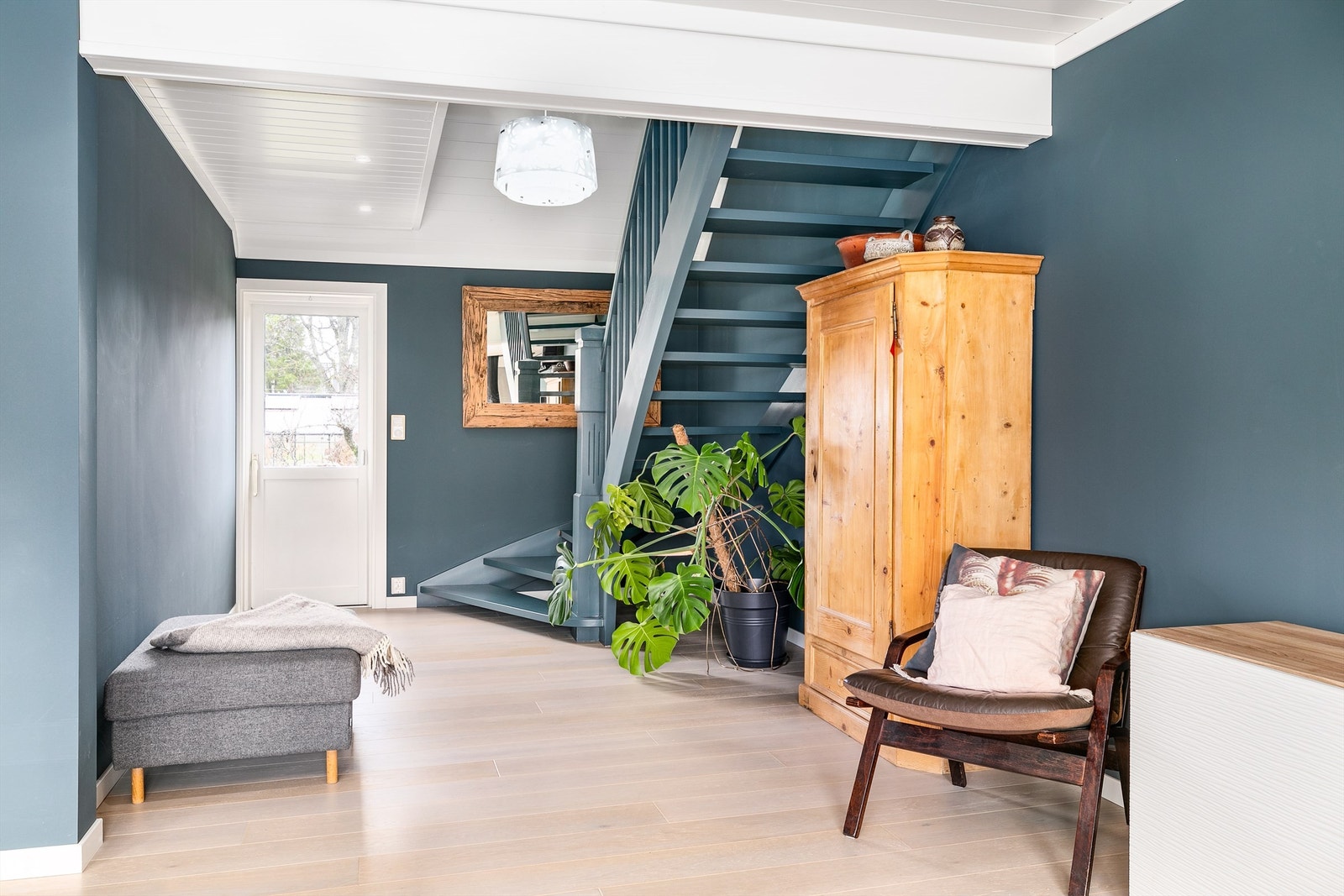 Tilbyggets andre etasje er tilgjengelig på trapp fra stuen i samme del og inneholder to av boligens hele seks soverom. Galleribilde