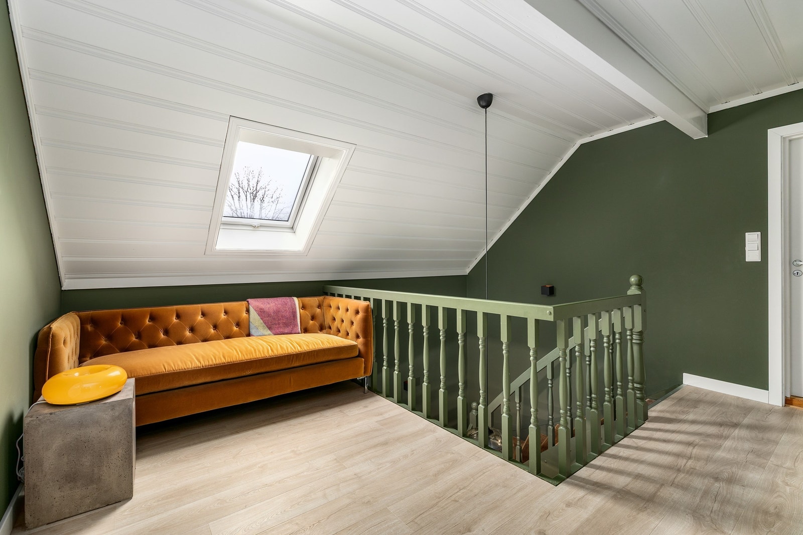 Oppussing er i senere år utført også i andre etasje. Gangen fungerer fint som en liten stue, en lekestue for de yngste eller et hjemmekontor. Galleribilde