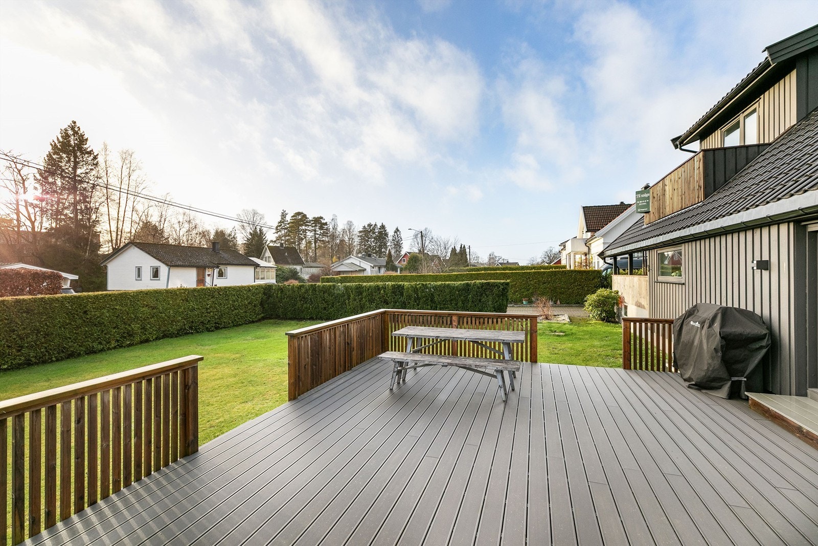 I hagen får familien stor boltreplass i egne, avskjermede omgivelser. Den over 1,2 mål store tomten er et godt supplement til boligens innholdsrike indre. Galleribilde