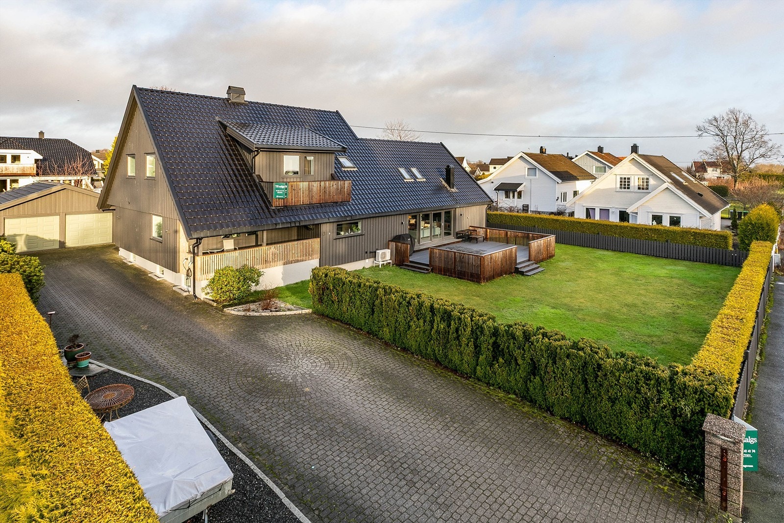 Dette er en meget innholdsrik og familievennlig enebolig med hele 411 kvm. intern bruksareal, seks soverom og tre bad. Fotograf; Børge Oppegård. Galleribilde