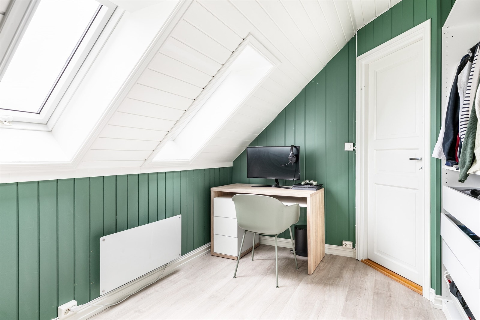 Takvinduer fra 2017 gir naturlig overlys til begge soverom i tilbygget. Galleribilde