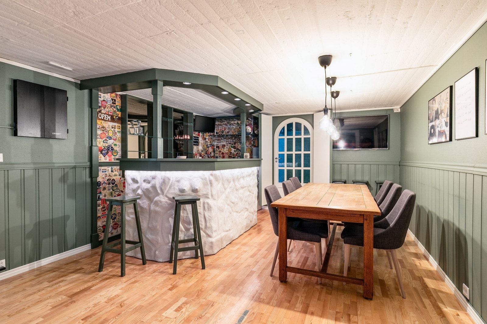 Med en flott, plassbygget barløsning passer kjellerstuen perfekt for sosiale sammenkomster. Denne delen oppfyller imidlertid ikke krav til innslipp av dagslys. Galleribilde