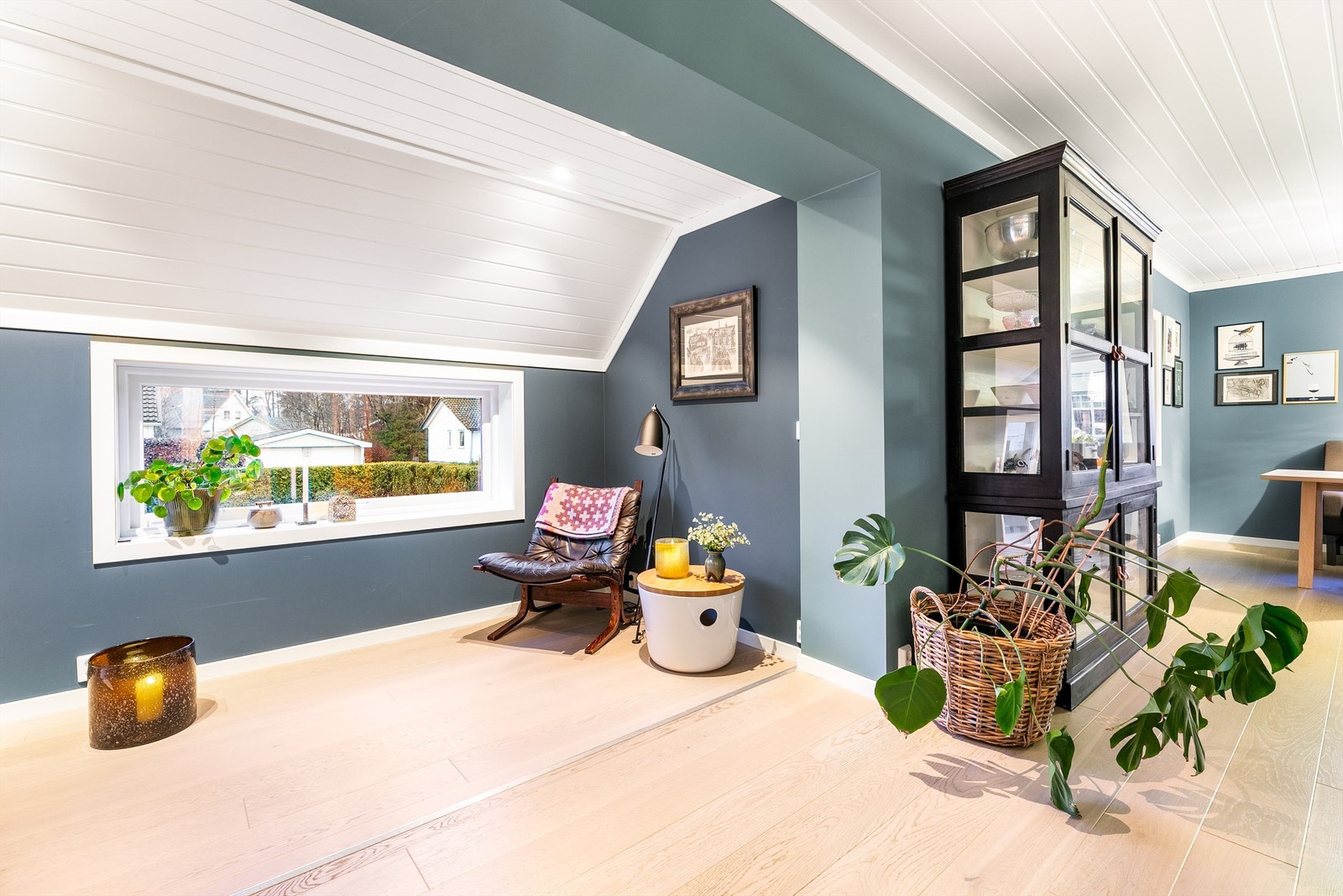 De romslige stuene er det lett å utnytte og møblere med flere individuelle sittegrupper og soner. Galleribilde