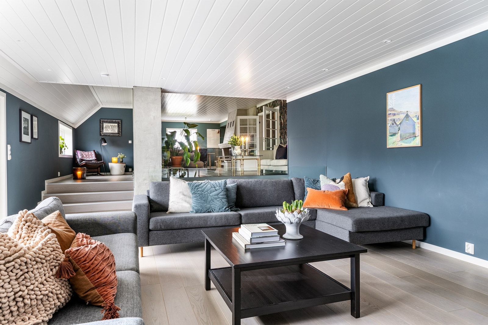 Første etasje er nærmest en eneste stor sosial sone. Her er det mye plass både til familien i hverdagen og til ulike sammenkomster. Galleribilde