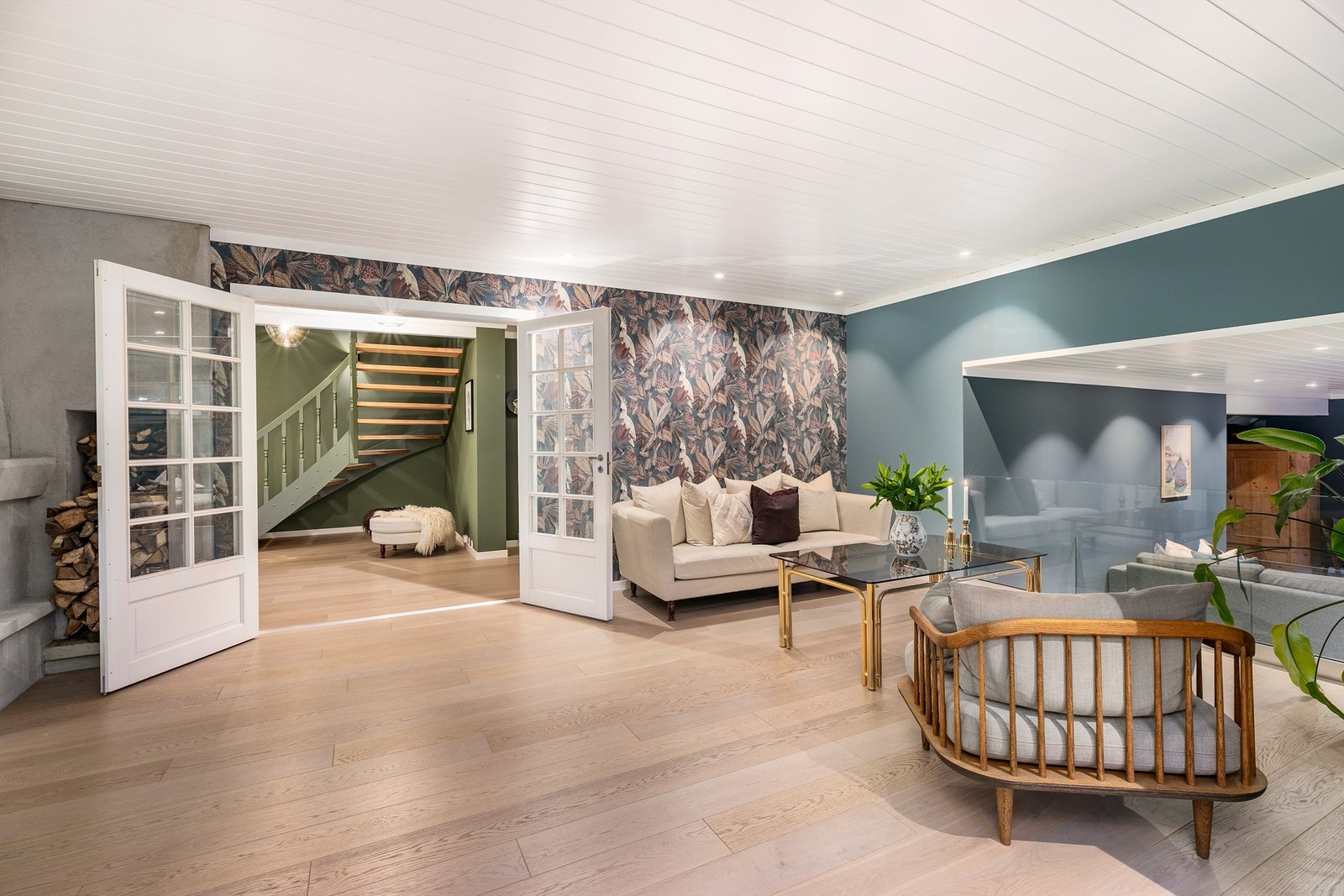 Rekkverket rundt kjellertrappen er i anledning oppussing skiftet ut med stolpefritt, herdet glass. Galleribilde