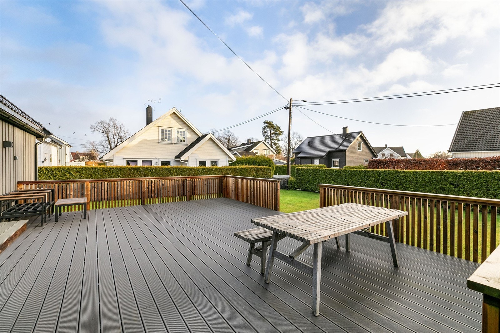 Rundt boligen finnes både terrasser og balkonger på til sammen 118 kvm. Her kan du flytte deg fritt etter vær, vind og solens gang. Fotograf; Børge Oppegård. Galleribilde