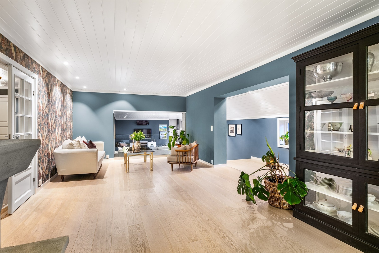 I boligens opprinnelige del er stuen åpent og sømløst forbundet med spisestuen og kjøkkenet. Galleribilde