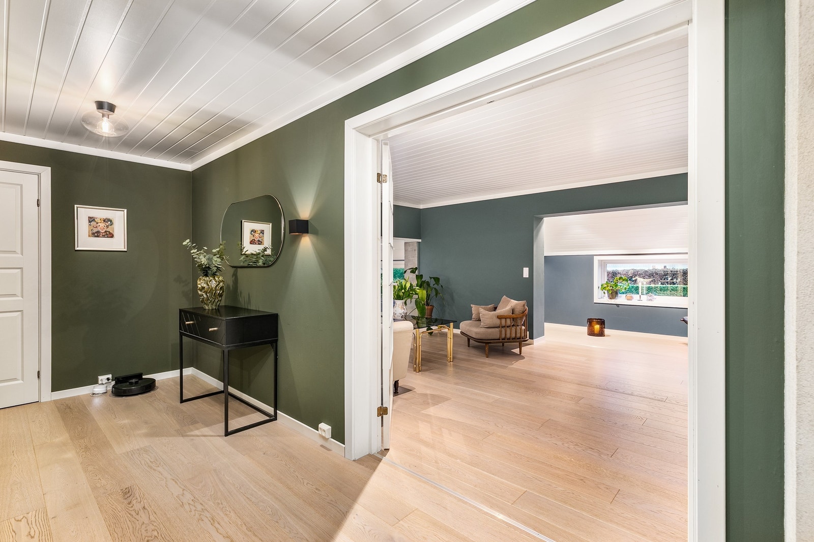 Med fløydør kan stuen lukkes av mot gangen, eksempelvis for å avskjerme soverommene i etasjen over. Galleribilde