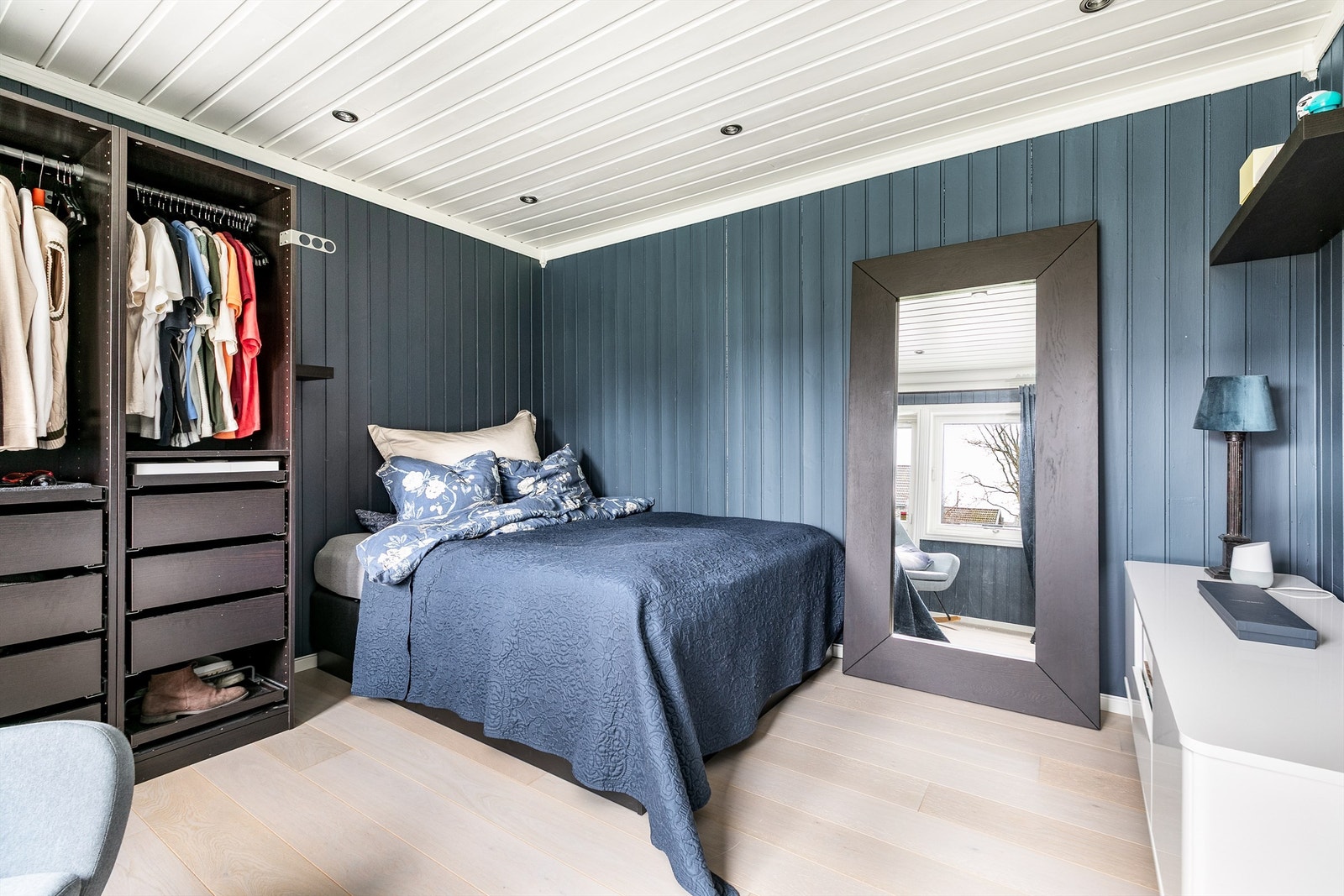 Vegg i vegg med badet i første etasje finnes ett av boligens hele seks soverom. De øvrige er samlet i andre etasje av opprinnelig del og tilbygget. Galleribilde